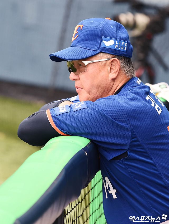 8일 오후 서울 송파구 잠실야구장에서 '2025 신한 SOL Bank KBO리그' 한화 이글스와 LG 트윈스의 경기에 앞서 한화 김경문 감독이 더그아웃서 훈련을 지켜보고 있다. 엑스포츠뉴스 잠실, 박지영 기자