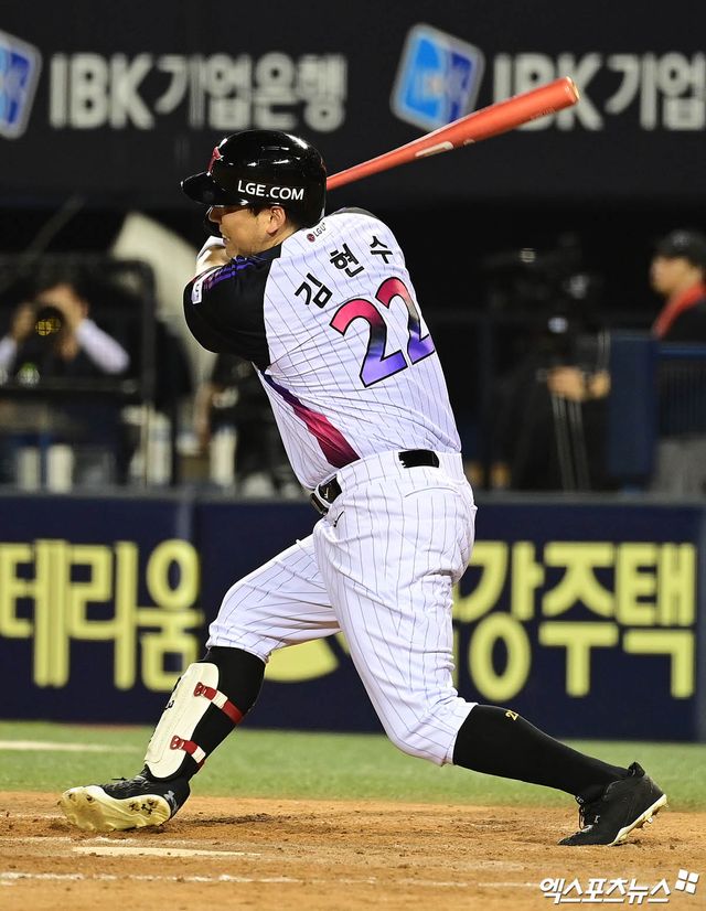 8일 오후 서울 송파구 잠실야구장에서 열린 '2025 신한 SOL Bank KBO리그' 한화 이글스와 LG 트윈스의 경기, 10회말 1사 LG 김현수가 안타를 때려내고 있다. 이는 KBO 역대 4번째 2,500안타. 엑스포츠뉴스 잠실, 박지영 기자