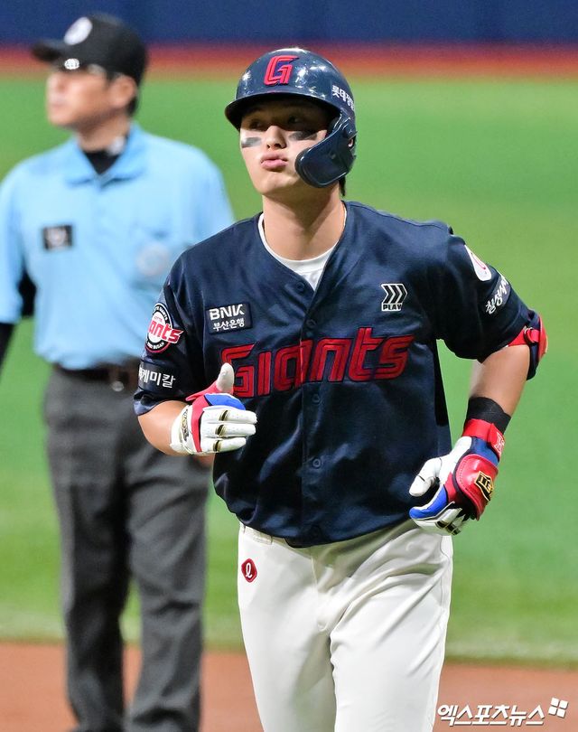 2일 오후 서울 구로구 고척스카이돔에서 열린 '2025 신한 SOL Bank KBO리그' 롯데 자이언츠와 키움 히어로즈의 경기, 2회초 1사 롯데 윤동희가 2루수 땅볼로 아웃된 후 아쉬워하고 있다. 엑스포츠뉴스 DB