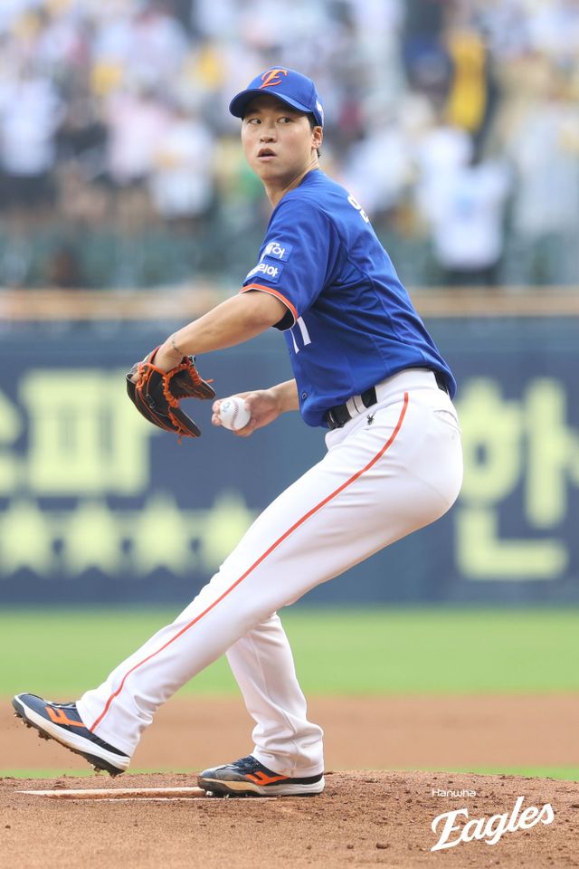 엄상백은 9일 서울 잠실야구장에서 열린 2025 신한 SOL Bank KBO리그 LG 트윈스와 원정경기에 선발 등판해 1이닝 5피안타(1피홈런) 3사사구 6실점을 기록, 2이닝을 채우지 못하고 강판됐다. 한화 이글스