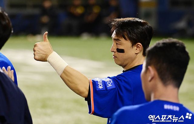 8일 오후 서울 송파구 잠실야구장에서 열린 '2025 신한 SOL Bank KBO리그' 한화 이글스와 LG 트윈스의 경기, 6회말 종료 후 한화 손아섭이 더그아웃으로 들어오는 동료들을 맞이하고 있다. 엑스포츠뉴스 잠실, 박지영 기자