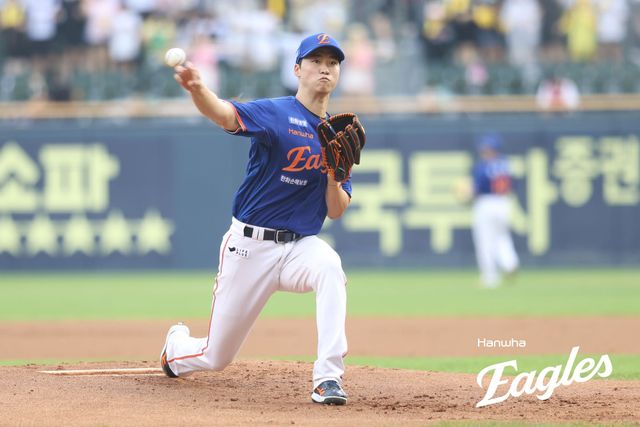 엄상백은 9일 서울 잠실야구장에서 열린 2025 신한 SOL Bank KBO리그 LG 트윈스와 원정경기에 선발 등판해 1이닝 5피안타(1피홈런) 3사사구 6실점을 기록, 2이닝을 채우지 못하고 강판됐다. 한화 이글스