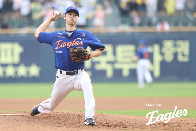 엄상백은 9일 서울 잠실야구장에서 열린 2025 신한 SOL Bank KBO리그 LG 트윈스와 원정경기에 선발 등판해 1이닝 5피안타(1피홈런) 3사사구 6실점을 기록, 2이닝을 채우지 못하고 강판됐다. 한화 이글스