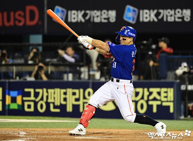 8일 오후 서울 송파구 잠실야구장에서 열린 '2025 신한 SOL Bank KBO리그' 한화 이글스와 LG 트윈스의 경기, 5회초 무사 2루 한화 손아섭이 1타점 적시타를 때려내고 있다. 엑스포츠뉴스 잠실, 박지영 기자