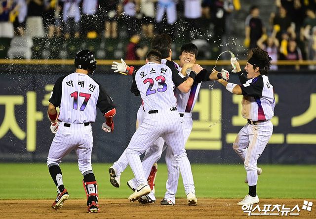 LG 트윈스는 9일 서울 잠실야구장에서 열리는 2025 신한 SOL Bank KBO리그 한화 이글스와의 홈경기를 앞두고 내야수 손용준을 1군 엔트리에서 말소, 외야수 최승민을 콜업했다. 손용준은 전날인 8일 한화전 10회말 대주자로 투입됐으나 끝내기 찬스에서 주루 미스를 범했다. 엑스포츠뉴스DB