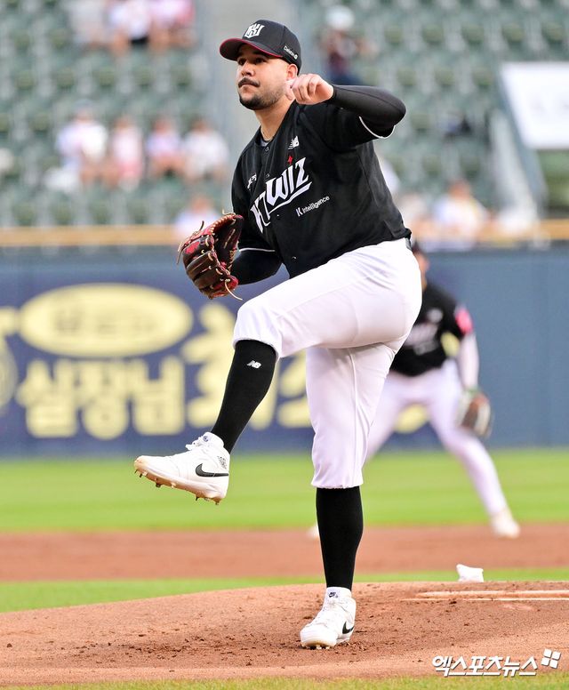 KT 위즈가 9일 수원 케이티위즈파크에서 2025 신한 SOL 뱅크 KBO리그 삼성 라이온즈전을 치러 승리했다. KT는 선발 투수 헤이수스의 8이닝 9탈삼진 1실점 퀄리티 스타트 플러스 쾌투와 장진혁의 역전 결승 3점 홈런으로 삼성을 꺾었다. 엑스포츠뉴스 DB