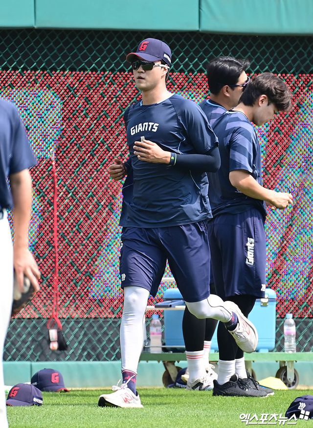 14일 오후 인천SSG랜더스필드에서 열리는 '2025 신한 SOL Bank KBO리그' 롯데 자이언츠와 SSG 랜더스의 경기에 앞서 롯데 윤성빈이 러닝을 하고 있다. 엑스포츠뉴스 DB