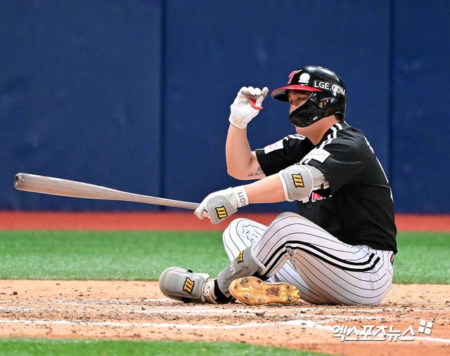 LG 트윈스는 9일 서울 잠실야구장에서 열리는 2025 신한 SOL Bank KBO리그 한화 이글스와의 홈경기를 앞두고 내야수 손용준을 1군 엔트리에서 말소, 외야수 최승민을 콜업했다. 손용준은 전날인 8일 한화전 10회말 대주자로 투입됐으나 끝내기 찬스에서 주루 미스를 범했다. 엑스포츠뉴스DB