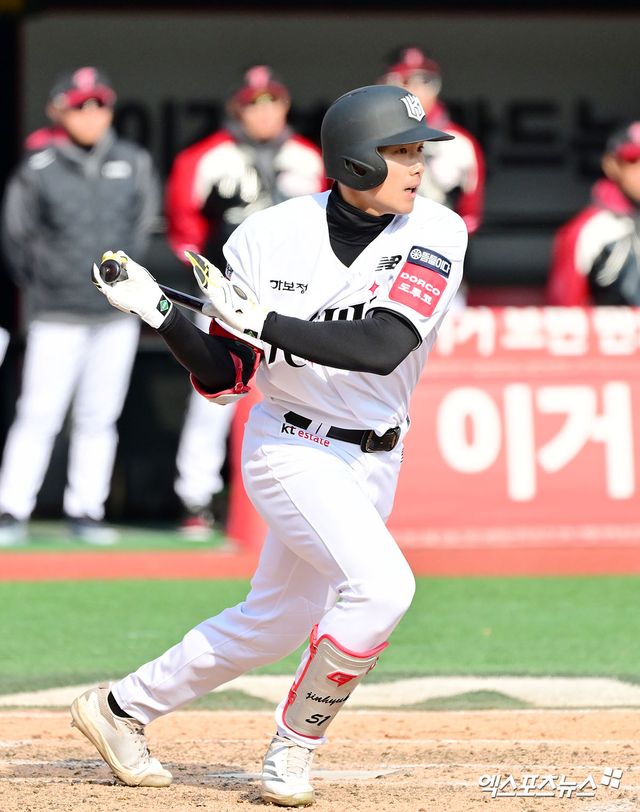 KT 위즈가 9일 수원 케이티위즈파크에서 2025 신한 SOL 뱅크 KBO리그 삼성 라이온즈전을 치러 승리했다. KT는 선발 투수 헤이수스의 8이닝 9탈삼진 1실점 퀄리티 스타트 플러스 쾌투와 장진혁의 역전 결승 3점 홈런으로 삼성을 꺾었다. 엑스포츠뉴스 DB