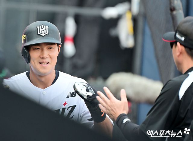 KT 위즈가 9일 수원 케이티위즈파크에서 2025 신한 SOL 뱅크 KBO리그 삼성 라이온즈전을 치러 승리했다. KT는 선발 투수 헤이수스의 8이닝 9탈삼진 1실점 퀄리티 스타트 플러스 쾌투와 장진혁의 역전 결승 3점 홈런으로 삼성을 꺾었다. 엑스포츠뉴스 DB