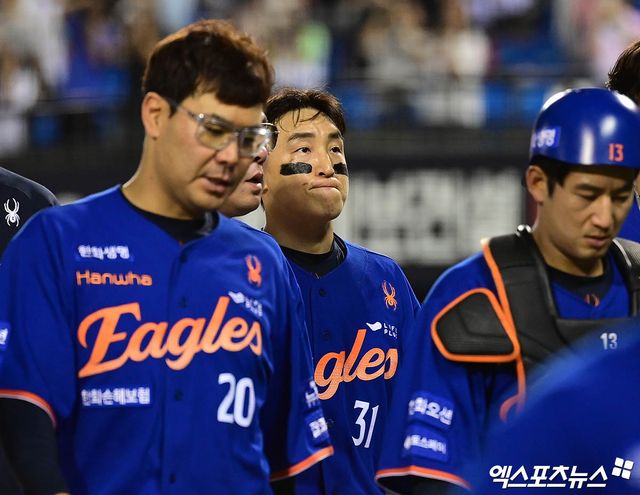 8일 오후 서울 송파구 잠실야구장에서 열린 '2025 신한 SOL Bank KBO리그' 한화 이글스와 LG 트윈스의 경기, LG가 연장 10회말 1사 만루에서 터진 천성호의 끝내기 안타에 힘입어 승리하며 1위를 수성했다. 한화 손아섭이 끝내기 패배에 아쉬워하고 있다. 엑스포츠뉴스 잠실, 박지영 기자