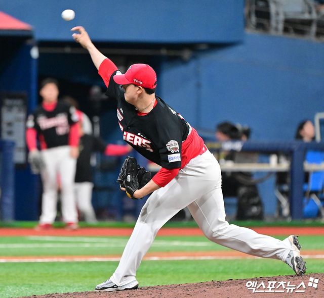 25일 오후 서울 구로구 고척스카이돔에서 열린 '2025 신한 SOL Bank KBO리그' KIA 타이거즈와 키움 히어로즈의 경기, 9회말 KIA 정해영이 공을 힘차게 던지고 있다. 엑스포츠뉴스 DB