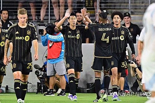 손흥민이 오랜만에 '손흥민 존'에서 날카로운 감아차기를 선보였으나 상대 골키퍼의 선방에 막혀 득점 기회가 무산됐다. 최전방 공격수로 선발 출전한 손흥민은 최전방에만 머무르지 않고 밑으로 내려와 연계에 가담하고, 상대 골키퍼와 수비를 압박하는 등 전방위 활약을 펼쳤다. 사진 연합뉴스