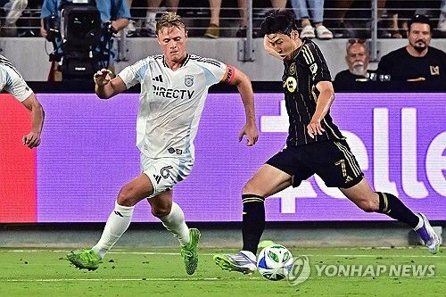 손흥민이 오랜만에 '손흥민 존'에서 날카로운 감아차기를 선보였으나 상대 골키퍼의 선방에 막혀 득점 기회가 무산됐다. 최전방 공격수로 선발 출전한 손흥민은 최전방에만 머무르지 않고 밑으로 내려와 연계에 가담하고, 상대 골키퍼와 수비를 압박하는 등 전방위 활약을 펼쳤다. 사진 연합뉴스