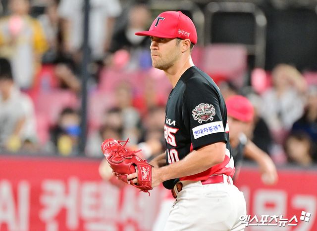 29일 오후 수원KT위즈파크에서 열린 '2025 신한 SOL Bank KBO리그' KIA 타이거즈와 KT 위즈의 경기, 4회말 KIA 네일이 KT 허경민을 3루수 땅볼로 처리하고 있다. 엑스포츠뉴스 DB