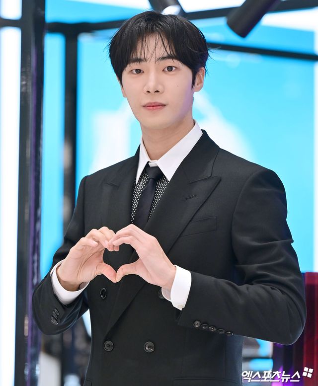 하트 포즈에 들썩이는 여의도