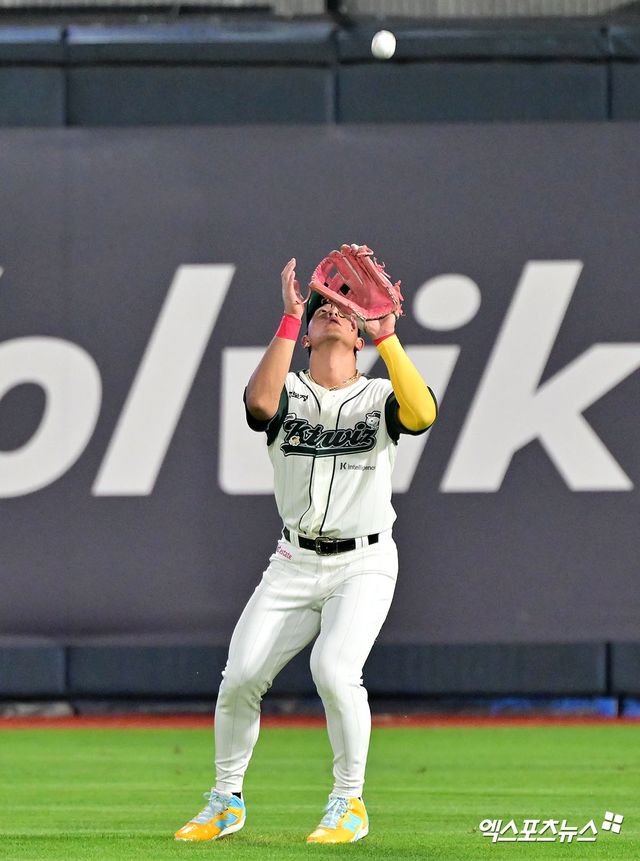 29일 오후 수원KT위즈파크에서 열린 '2025 신한 SOL Bank KBO리그' KIA 타이거즈와 KT 위즈의 경기, 4회초 KT 안현민이 KIA 김선빈의 타구를 잡아내고 있다. 엑스포츠뉴스 DB