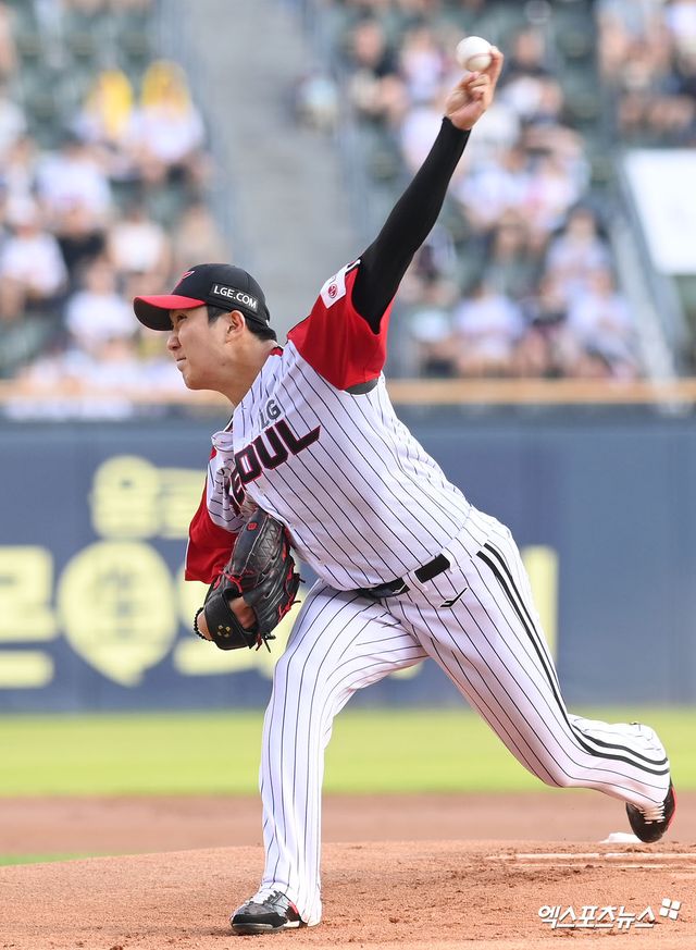 LG 트윈스 좌완 손주영이 31일 서울 잠실야구장에서 열린 2025 신한 SOL Bank KBO리그 키움 히어로즈와의 팀 간 15차전에 선발등판, 5이닝 4실점을 기록했다. 사진 고아라 기자
