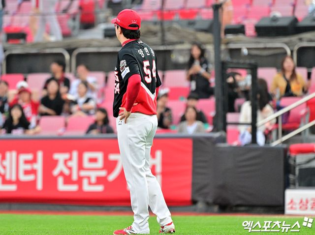 22일 오후 수원KT위즈파크에서 열린 '2025 신한 SOL Bank KBO리그' KIA 타이거즈와 KT 위즈의 경기, 1회말 1사 만루 KIA 양현종이 김도영의 송구 실책때 아쉬워하고 있다. 엑스포츠뉴스 DB
