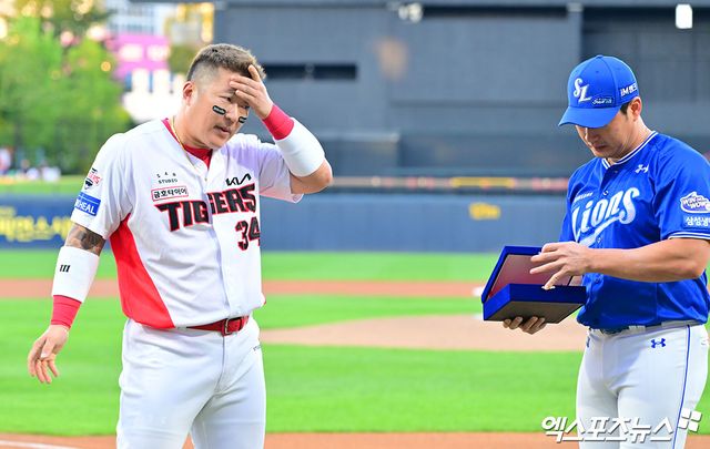 10일 오후 광주기아챔피언스필드에서 열린 '2025 신한 SOL Bank KBO리그' 삼성 라이온즈와 KIA 타이거즈의 경기, 경기 전 삼성 오승환 은퇴투어 행사가 진행됐다. 이날 행사에서 KIA 최형우가 삼성 오승환에게 감사패를 전달하고 있다. 광주, 김한준 기자