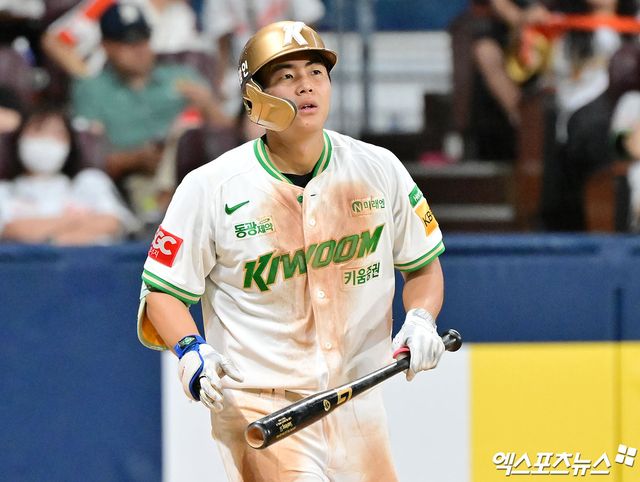 26일 오후 서울 구로구 고척스카이돔에서 열린 '2025 신한 SOL Bank KBO리그' 한화 이글스와 키움 히어로즈의 경기, 7회말 2사 키움 어준서가 볼넷으로 출루하고 있다. 엑스포츠뉴스 DB