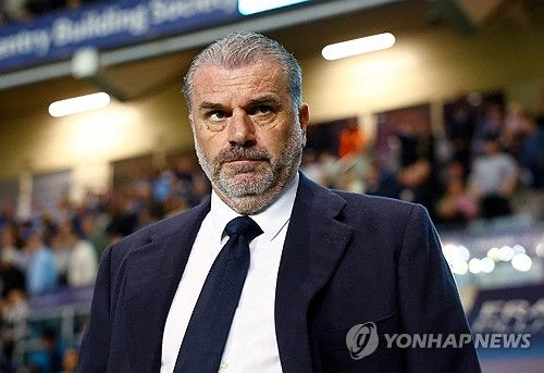 잉글리시 프리미어리그 구단 노팅엄은 9일(한국시간) 구단 공식 채널을 통해 안지 포스테코글루 감독 선임을 발표했다. 호주 출신 포스테코글루 감독은 지난 시즌 토트넘 홋스퍼를 이끌고 유럽축구연맹(UEFA) 유로파리그에서 우승을 차지했지만 프리미어리그에서 매우 부진한 성적을 거둬 경질됐다. 그는 노팅엄 부임으로 약 3개월 만에 다시 프리미어리그 무대로 돌아왔다. 연합뉴스