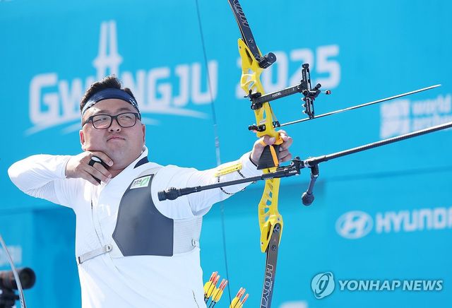 김우진(청주시청)은 10일 광주 국제양궁장에서 열린 2025 광주 양궁세계선수권대회 6일 차 리커브 남자 개인전 32강전에서 마르쿠스 달메이다(브라질)에게 세트스코어 4-6(28-28, 28-28, 28-30, 29-29, 30-30)로 패했다. 안산과의 혼성 단체전에서 준우승을 차지한 김우진은 남자 단체전에서 금메달을 따면서 대회를 마쳤다.&nbsp;연합뉴스