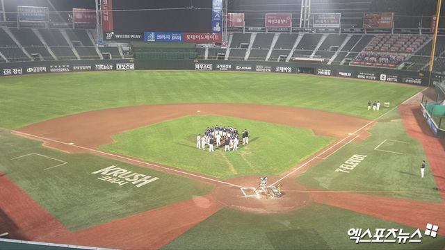 롯데 자이언츠가 10일 부산 사직야구장에서 열린 2025 신한 SOL Bank KBO리그 한화 이글스와의 팀 간 15차전에서 0-13으로 패한 뒤 야수진 미팅과 추가 훈련을 실시했다. 사진 엑스포츠뉴스