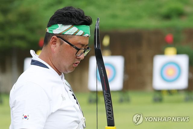 김우진(청주시청)은 10일 광주 국제양궁장에서 열린 2025 광주 양궁세계선수권대회 6일 차 리커브 남자 개인전 32강전에서 마르쿠스 달메이다(브라질)에게 세트스코어 4-6(28-28, 28-28, 28-30, 29-29, 30-30)로 패했다. 안산과의 혼성 단체전에서 준우승을 차지한 김우진은 남자 단체전에서 금메달을 따면서 대회를 마쳤다.&nbsp;연합뉴스