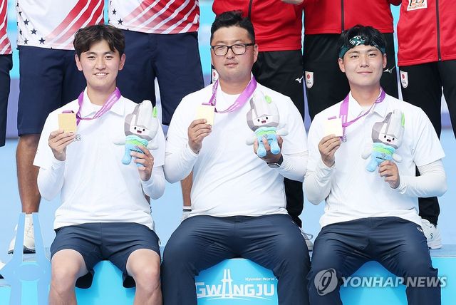 김우진(청주시청)은 10일 광주 국제양궁장에서 열린 2025 광주 양궁세계선수권대회 6일 차 리커브 남자 개인전 32강전에서 마르쿠스 달메이다(브라질)에게 세트스코어 4-6(28-28, 28-28, 28-30, 29-29, 30-30)로 패했다. 안산과의 혼성 단체전에서 준우승을 차지한 김우진은 남자 단체전에서 금메달을 따면서 대회를 마쳤다.&nbsp;연합뉴스