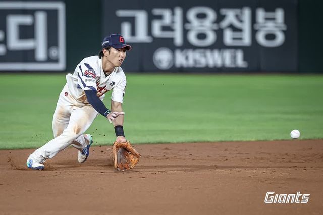 롯데 자이언츠 내야수 전민재가 10일 부산 사직야구장에서 열린 2025 신한 SOL Bank KBO리그 한화 이글스와의 팀 간 15차전에서 수비 실책으로 아쉬움을 남겼다. 사진 롯데 자이언츠