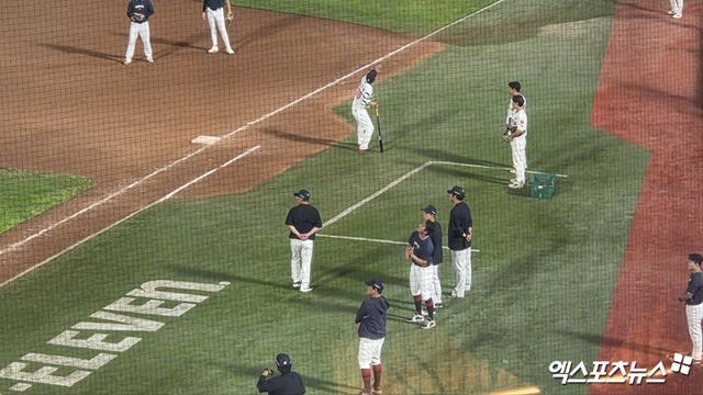 롯데 자이언츠가 10일 부산 사직야구장에서 열린 2025 신한 SOL Bank KBO리그 한화 이글스와의 팀 간 15차전에서 0-13으로 패한 뒤 야수진 미팅과 추가 훈련을 실시했다. 사진 엑스포츠뉴스