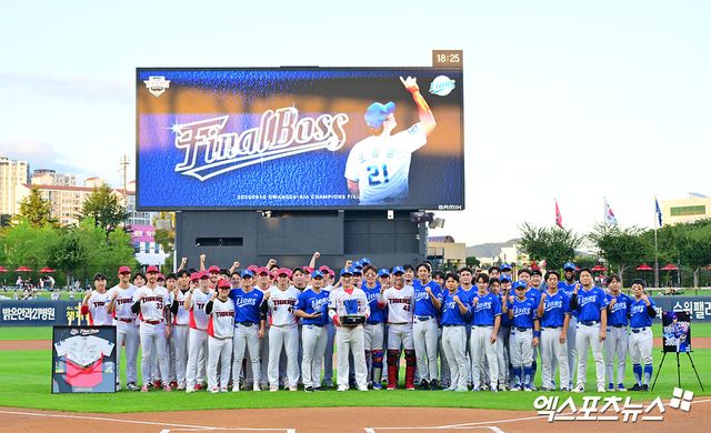 10일 오후 광주기아챔피언스필드에서 열린 '2025 신한 SOL Bank KBO리그' 삼성 라이온즈와 KIA 타이거즈의 경기, 경기 전 삼성 오승환 은퇴투어 행사가 진행됐다. 이날 행사에서 삼성 오승환이 양팀 선수단과 함께 기념촬영을 갖고 있다. 광주, 김한준 기자