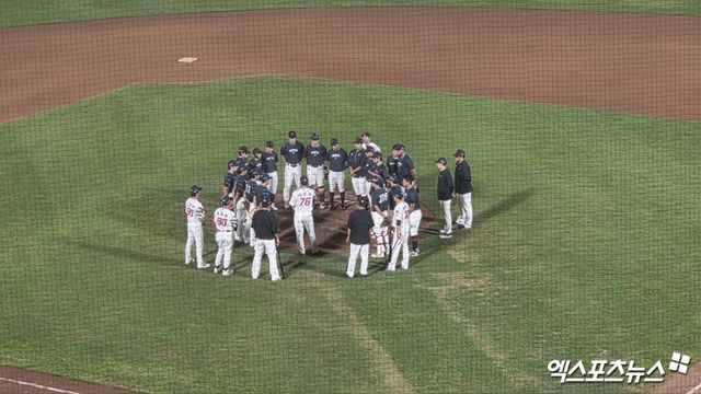 롯데 자이언츠가 10일 부산 사직야구장에서 열린 2025 신한 SOL Bank KBO리그 한화 이글스와의 팀 간 15차전에서 0-13으로 패한 뒤 야수진 미팅과 추가 훈련을 실시했다. 사진 엑스포츠뉴스