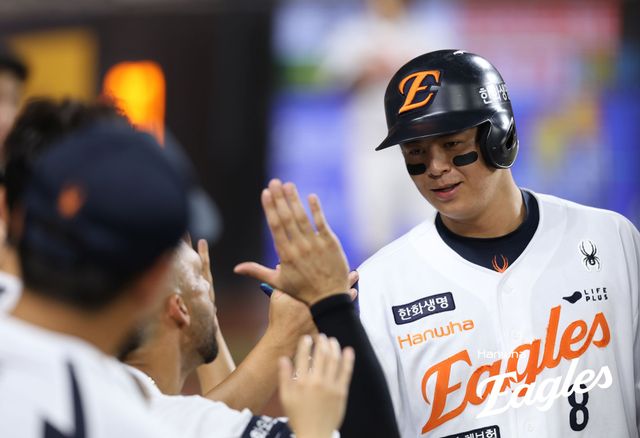 한화 이글스 4번타자 노시환이 지난 9일 부산 사직야구장에서 열린 2025 신한 SOL Bank KBO리그&nbsp;롯데 자이언츠와의 팀 간 14차전에서 2안타 1홈런 4타점을 기록, 팀 승리를 이끌었다. 사진 한화 이글스