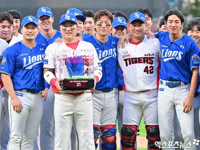10일 오후 광주기아챔피언스필드에서 열린 '2025 신한 SOL Bank KBO리그' 삼성 라이온즈와 KIA 타이거즈의 경기, 경기 전 삼성 오승환 은퇴투어 행사가 진행됐다. 이날 행사에서 삼성 오승환이 KIA 최형우 김태군과 함께 기념촬영을 갖고 있다. 광주, 김한준 기자
