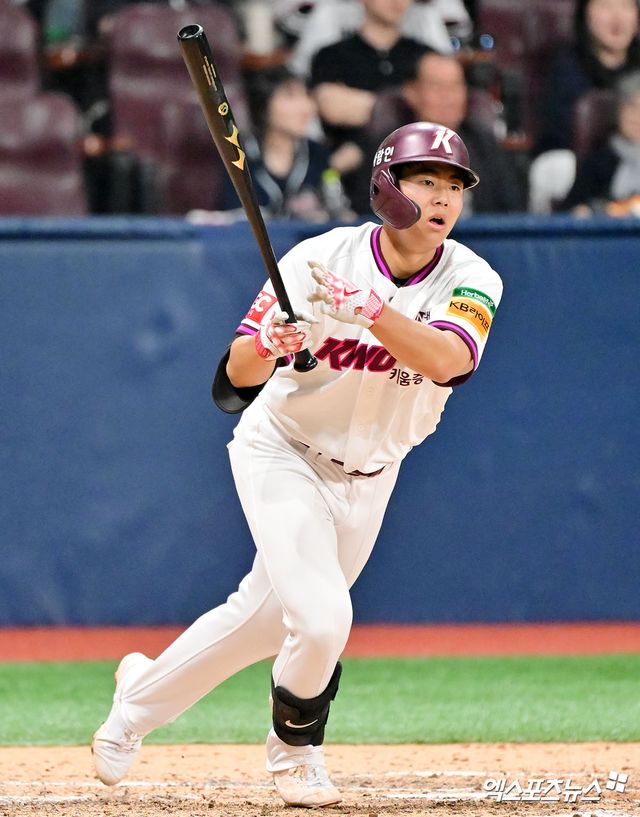 24일 오후 서울 구로구 고척스카이돔에서 열린 '2025 신한 SOL Bank KBO리그' 두산 베어스와 키움 히어로즈의 경기, 9회말 무사 1,3루 키움 어준서가 2타점 2루타를 날리고 있다. 엑스포츠뉴스 DB