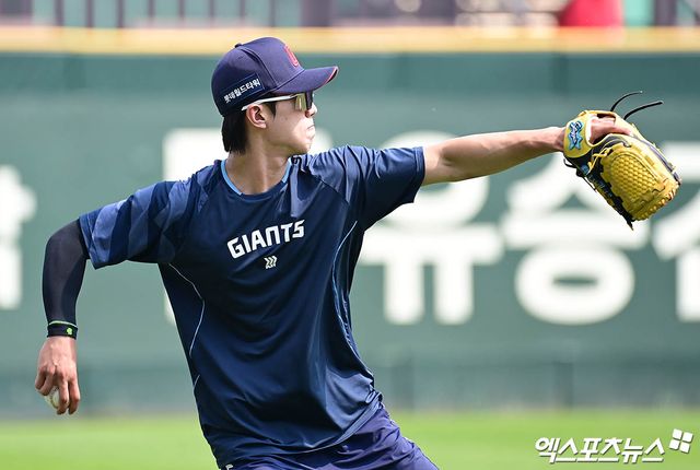 롯데 자이언츠 내야수 전민재가 10일 부산 사직야구장에서 열린 2025 신한 SOL Bank KBO리그 한화 이글스와의 팀 간 15차전에서 수비 실책으로 아쉬움을 남겼다. 사진 엑스포츠뉴스 DB