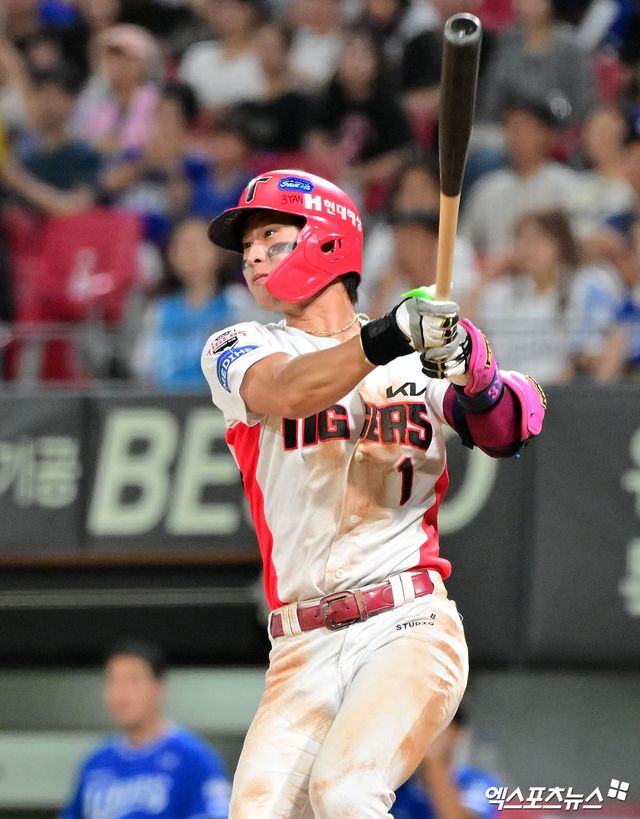 10일 오후 광주기아챔피언스필드에서 열린 '2025 신한 SOL Bank KBO리그' 삼성 라이온즈와 KIA 타이거즈의 경기, 6회말 1사 2루 KIA 박찬호가 1타점 2루타를 날리고 있다. 광주, 김한준 기자
