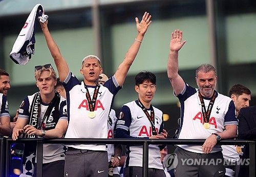 잉글리시 프리미어리그 구단 노팅엄은 9일(한국시간) 구단 공식 채널을 통해 안지 포스테코글루 감독 선임을 발표했다. 호주 출신 포스테코글루 감독은 지난 시즌 토트넘 홋스퍼를 이끌고 유럽축구연맹(UEFA) 유로파리그에서 우승을 차지했지만 프리미어리그에서 매우 부진한 성적을 거둬 경질됐다. 그는 노팅엄 부임으로 약 3개월 만에 다시 프리미어리그 무대로 돌아왔다. 연합뉴스