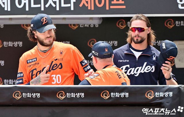 한화 이글스 구단 역사상 최초로 단일 시즌 동반 15승 이상을 기록한 외국인 투수 코디 폰세(왼쪽)와 라이언 와이스(오른쪽). 사진 엑스포츠뉴스 DB