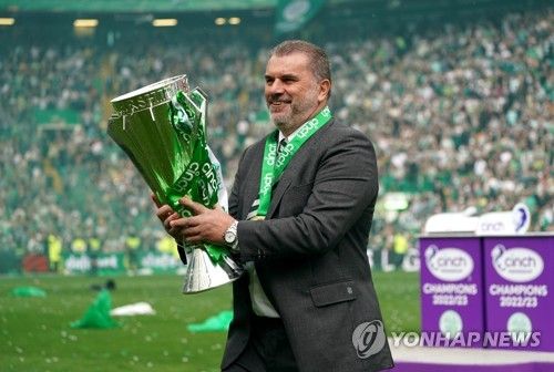 잉글리시 프리미어리그 구단 노팅엄은 9일(한국시간) 구단 공식 채널을 통해 안지 포스테코글루 감독 선임을 발표했다. 호주 출신 포스테코글루 감독은 지난 시즌 토트넘 홋스퍼를 이끌고 유럽축구연맹(UEFA) 유로파리그에서 우승을 차지했지만 프리미어리그에서 매우 부진한 성적을 거둬 경질됐다. 그는 노팅엄 부임으로 약 3개월 만에 다시 프리미어리그 무대로 돌아왔다. 연합뉴스