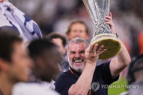 잉글리시 프리미어리그 구단 노팅엄은 9일(한국시간) 구단 공식 채널을 통해 안지 포스테코글루 감독 선임을 발표했다. 호주 출신 포스테코글루 감독은 지난 시즌 토트넘 홋스퍼를 이끌고 유럽축구연맹(UEFA) 유로파리그에서 우승을 차지했지만 프리미어리그에서 매우 부진한 성적을 거둬 경질됐다. 그는 노팅엄 부임으로 약 3개월 만에 다시 프리미어리그 무대로 돌아왔다. 연합뉴스