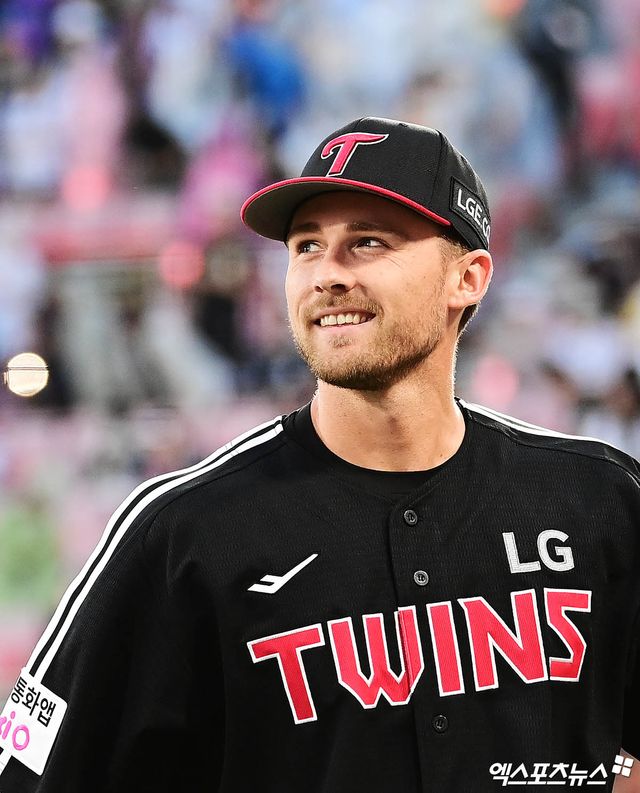 12일 오후 수원케이티위즈파크에서 열린 '2025 신한 SOL Bank KBO리그' LG 트윈스와 KT 위즈의 경기, 3회말 종료 후 LG 선발투수 톨허스트가 더그아웃으로 향하며 웃고 있다. 엑스포츠뉴스 DB