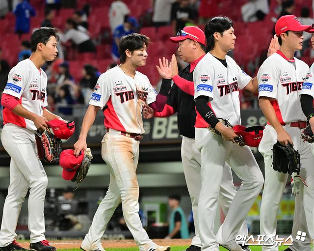 10일 오후 광주기아챔피언스필드에서 열린 '2025 신한 SOL Bank KBO리그' 삼성 라이온즈와 KIA 타이거즈의 경기, KIA가 3안타 3타점을 기록한 박찬호의 활약에 힘입어 삼성에 4:0으로 승리했다. KIA 이범호 감독이 박찬호와 하이파이브를 하고 있다. 광주, 김한준 기자