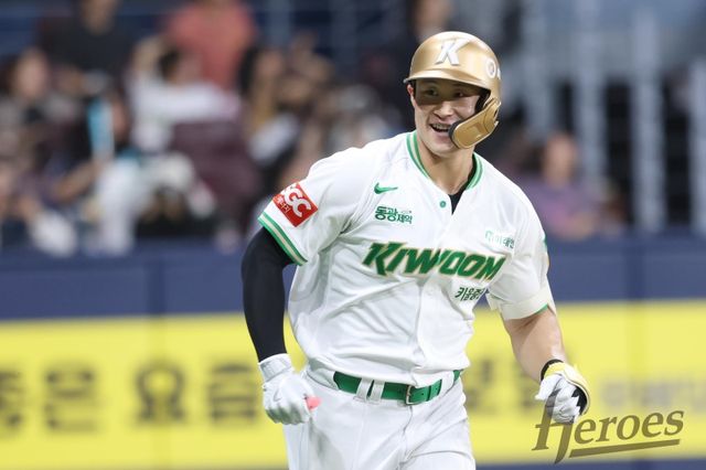 키움 히어로즈는 11일 서울 고척스카이돔에서 열린 2025 신한 SOL Bank KBO리그 NC와의 홈경기에서 4-1로 승리했다. 이날 승리로 키움은 2연승을 달성하며 시즌 전적 42승85패4무를 만들었다. 키움 히어로즈