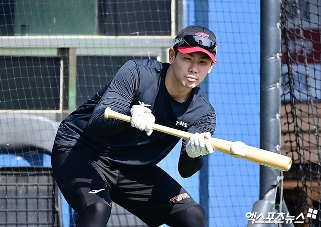 24일 오후 서울 송파구 잠실야구장에서 열리는 '2025 신한 SOL Bank KBO리그' NC 다이노스와 LG 트윈스의 경기에 앞서 LG 홍창기가 번트 훈련을 하고 있다. 엑스포츠뉴스 DB