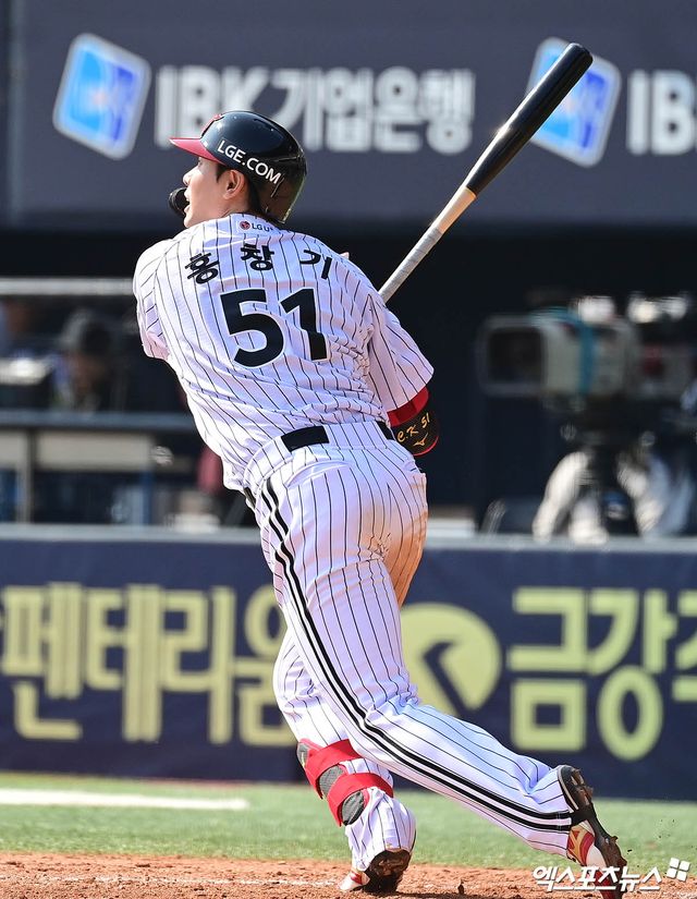 22일 오후 서울 송파구 잠실야구장에서 열린 '2025 신한 SOL Bank KBO리그' 롯데 자이언츠와 LG 트윈스의 경기, 3회말 2사 2,3루 LG 홍창기가 2타점 적시 2루타를 때려내고 있다. 엑스포츠뉴스 DB