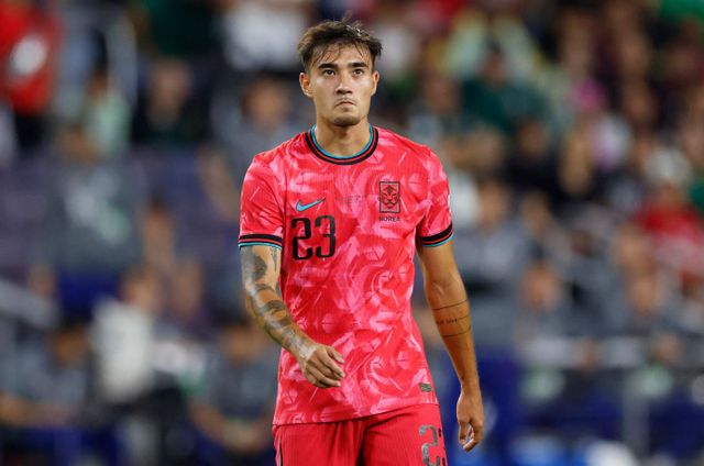 독일-한국 혼혈로 한국 축구 국가대표팀을 선택한 옌스 카스트로프를 향해 독일 언론이 악담을 퍼부었다. 머나먼 한국에서 뛰게 된 카스트로프가 독일에 있는 소속팀 보루시아 묀헨글라트바흐에서는 주전 경쟁에 어려움을 겪을 수 있다는 분석을 내놨다. 연합뉴스