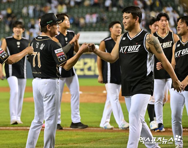 11일 오후 서울 송파구 잠실야구장에서 열린 '2025 신한 SOL Bank KBO리그' KT 위즈와 LG 트윈스의 경기, KT가 권동진의 결승타에 힘입어 LG에 6:4 역전승을 거뒀다. 이날 경기에서 승리한 KT 이강철 감독이 선수들과 함께 기뻐하고 있다. 잠실, 김한준 기자